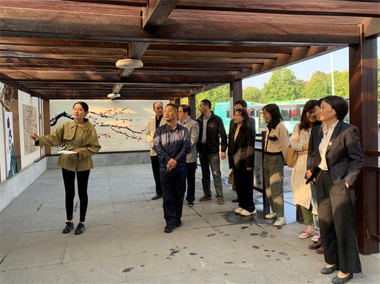 4788e163f2a9cf4677274fbba47628a2.png 参观梅山公交清廉文化主题枢纽站.png